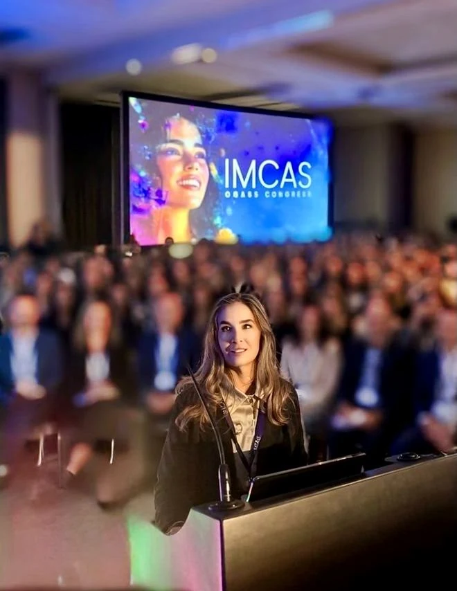 La Dra. Alexandra Mora como ponente en un congreso internacional (IMCAS)