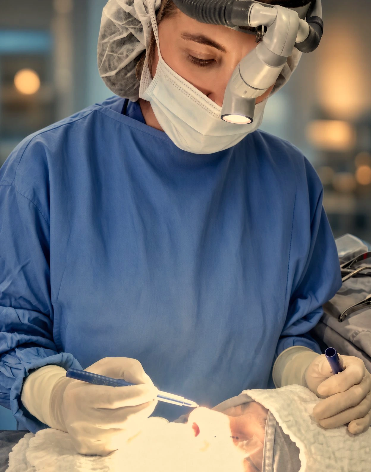 Cirujana en quirófano durante una rinoplastia, con lupas de aumento y precisión estructural, Bogotá
